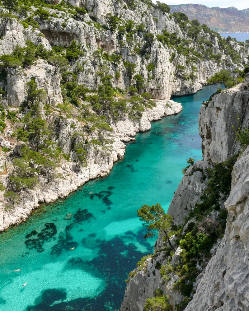 Calas rocosas y agua turquesa en la costa mediterránea de Francia.